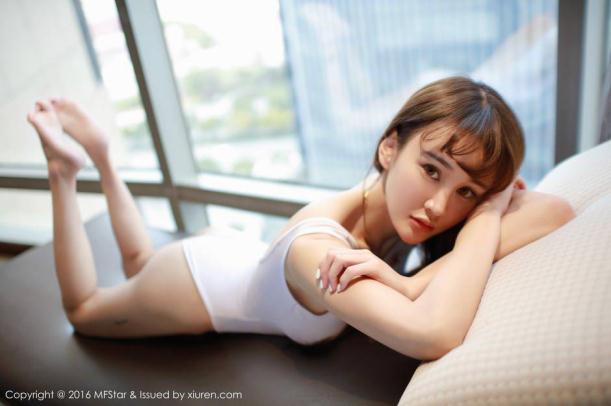 高档住宅区里的性感冷艳美女【10P】