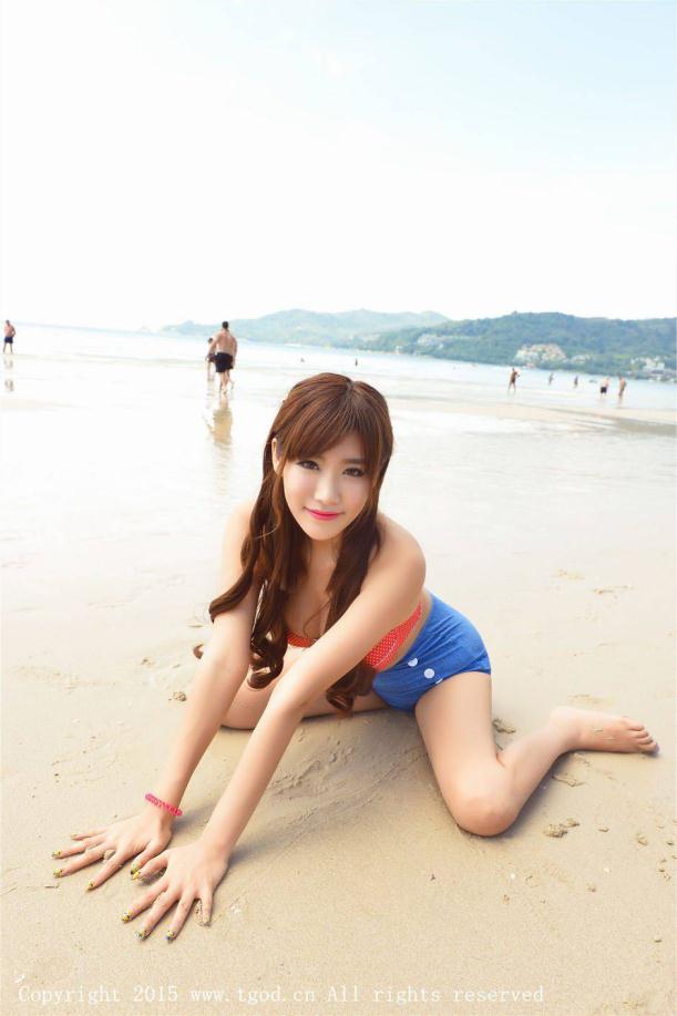 海边玩沙可爱性感女【12P】