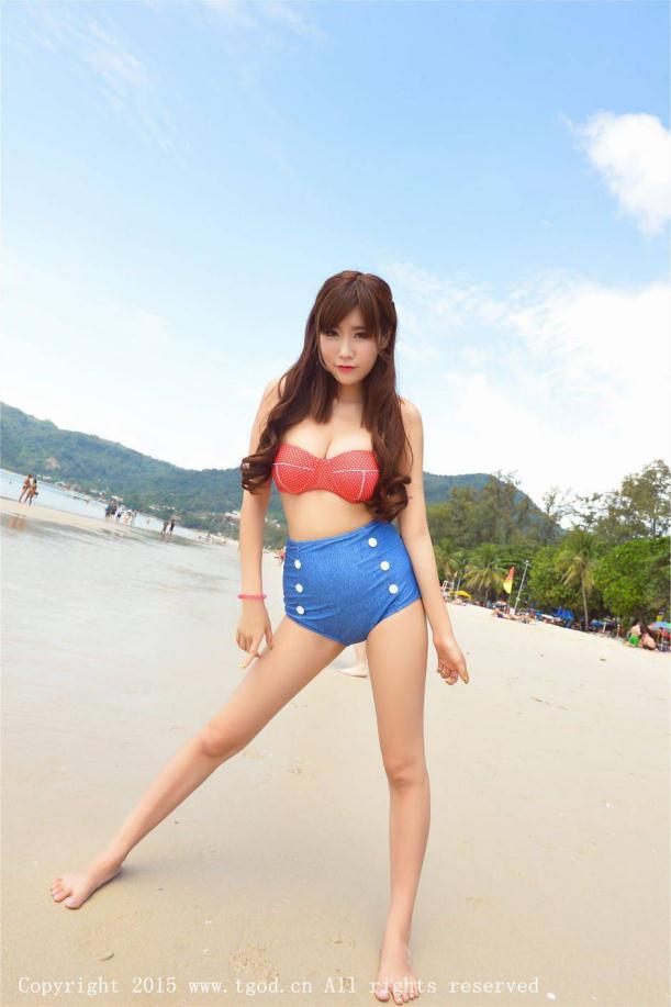 海边玩沙可爱性感女【12P】