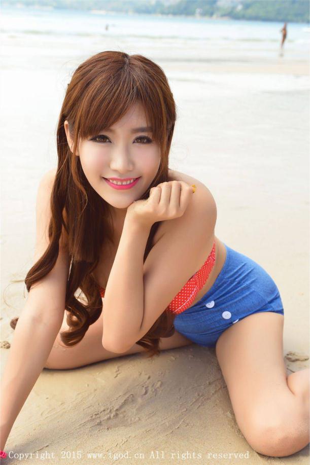 海边玩沙可爱性感女【12P】