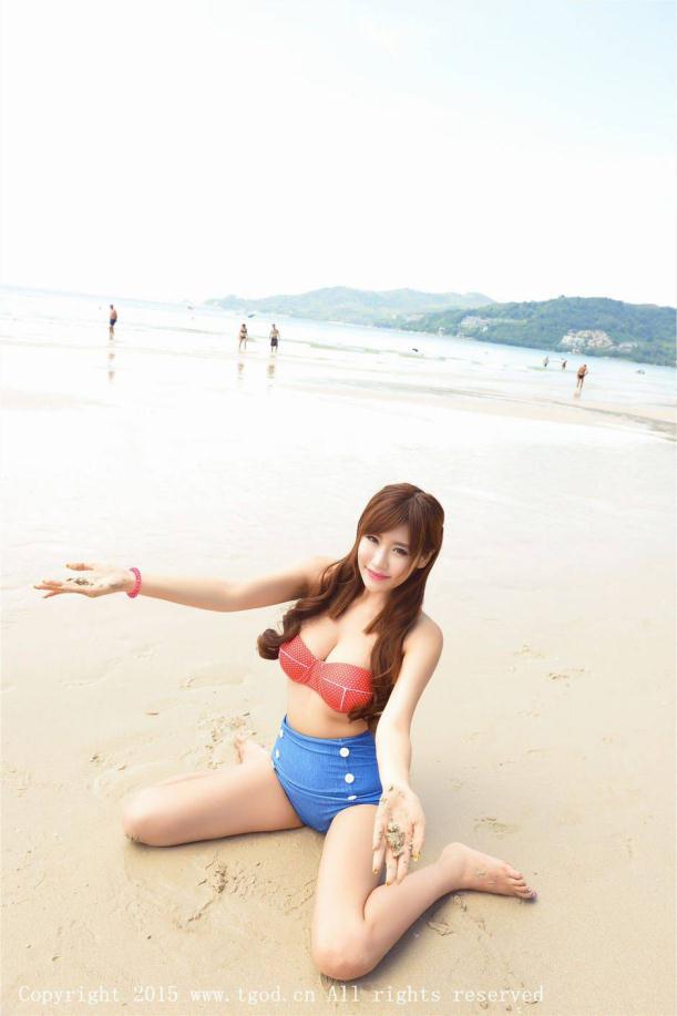 海边玩沙可爱性感女【12P】