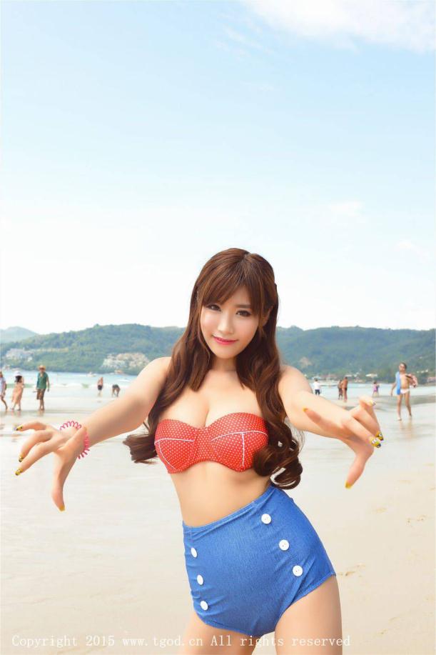 海边玩沙可爱性感女【12P】