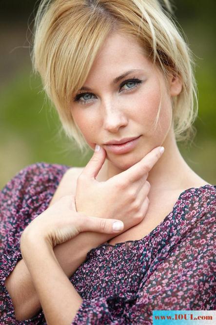 Adorable-blonde-on-sand---Sofia-F(12P)