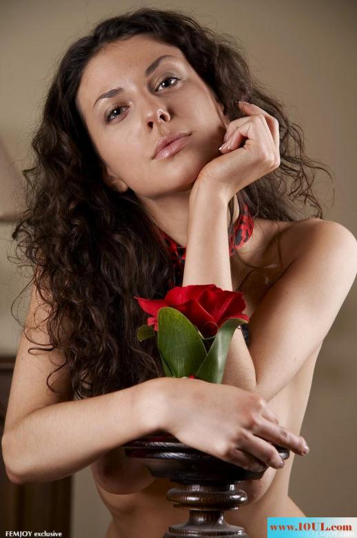 Sensual-Terri-is-possing-naked-in-erotic-gallery(12P)