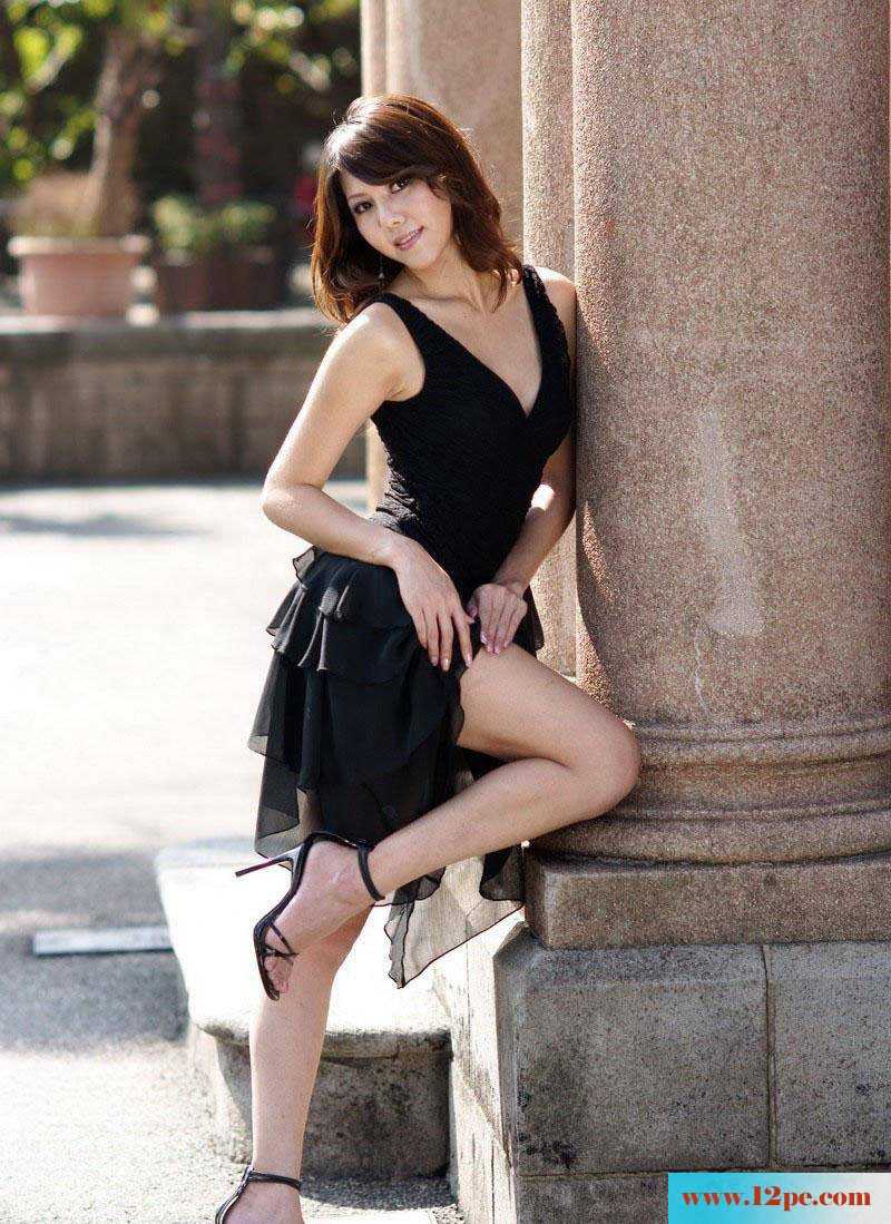 时尚性感撩人的美腿佳人公园随拍(10P)