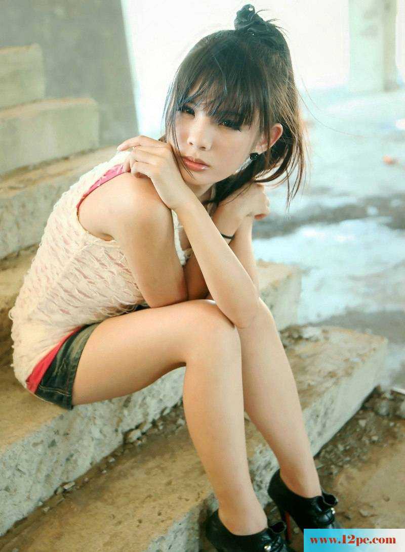 俏皮的女孩在荒野中(11P)