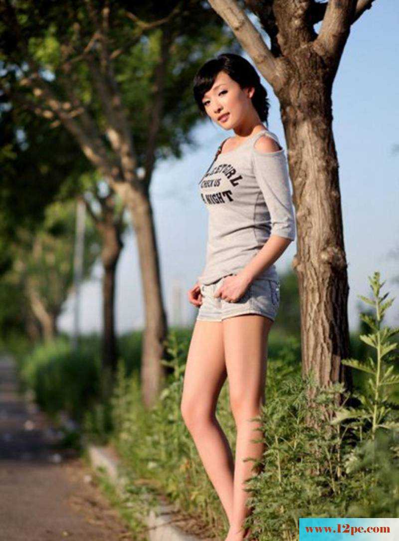 清纯长腿小美眉的外景写真(13P)