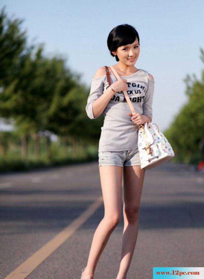 清纯长腿小美眉的外景写真(13P)