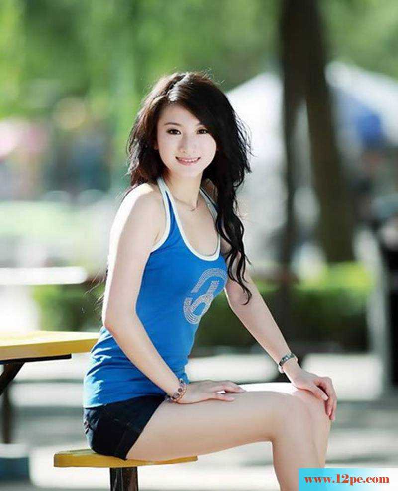 清纯的微笑性感的美腿都能体现出甜美的女人味