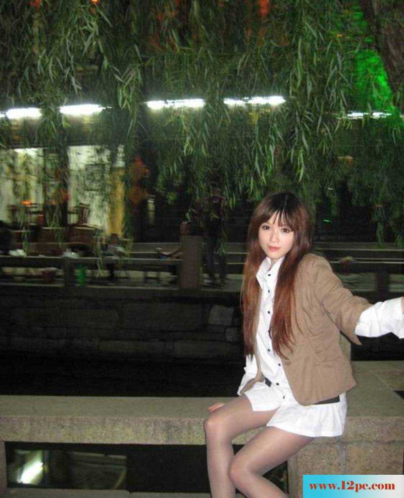 上海大学生模特黑丝美腿自拍(10P)