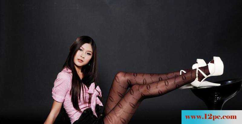 丝袜美女家中自拍很吸人哦(16P)