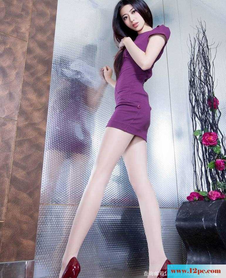 台湾美女性感深V高清写真(12P)