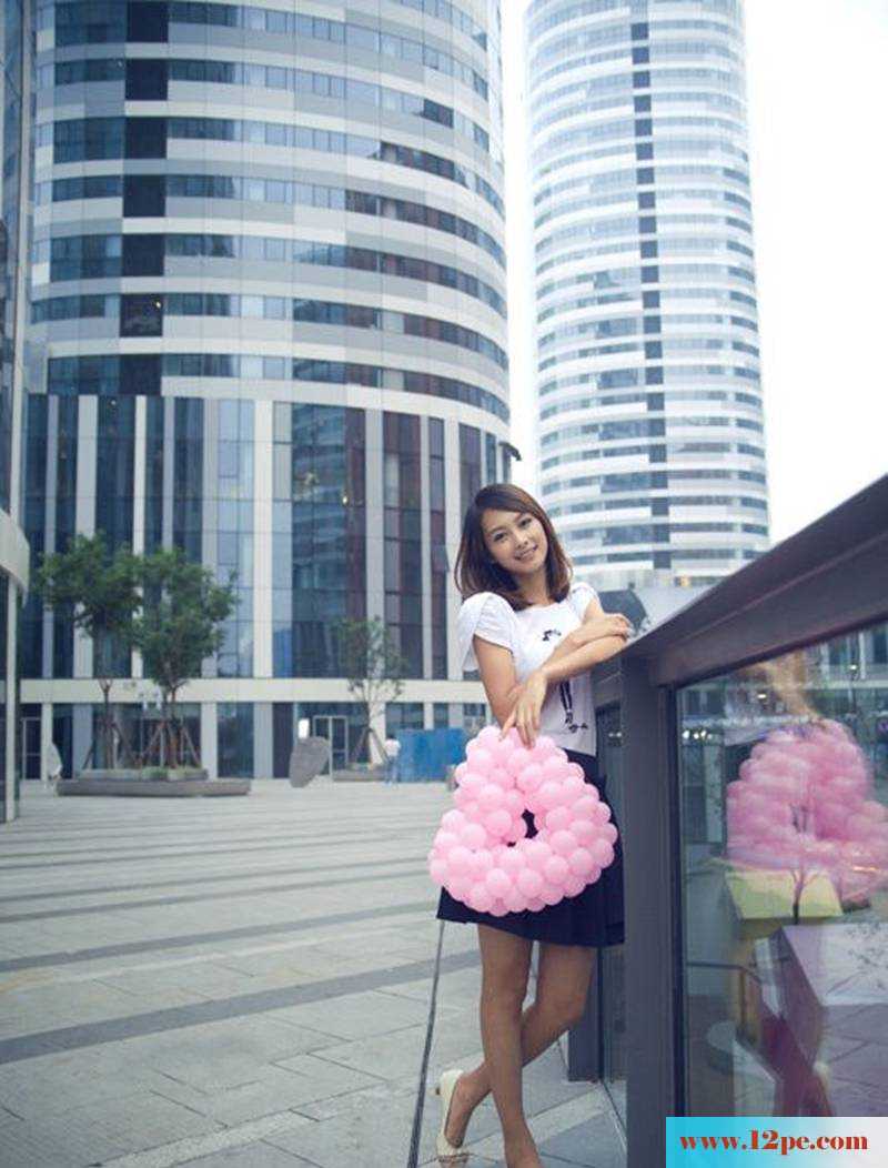 天桥妹妹清闲写真修长美腿(10P)
