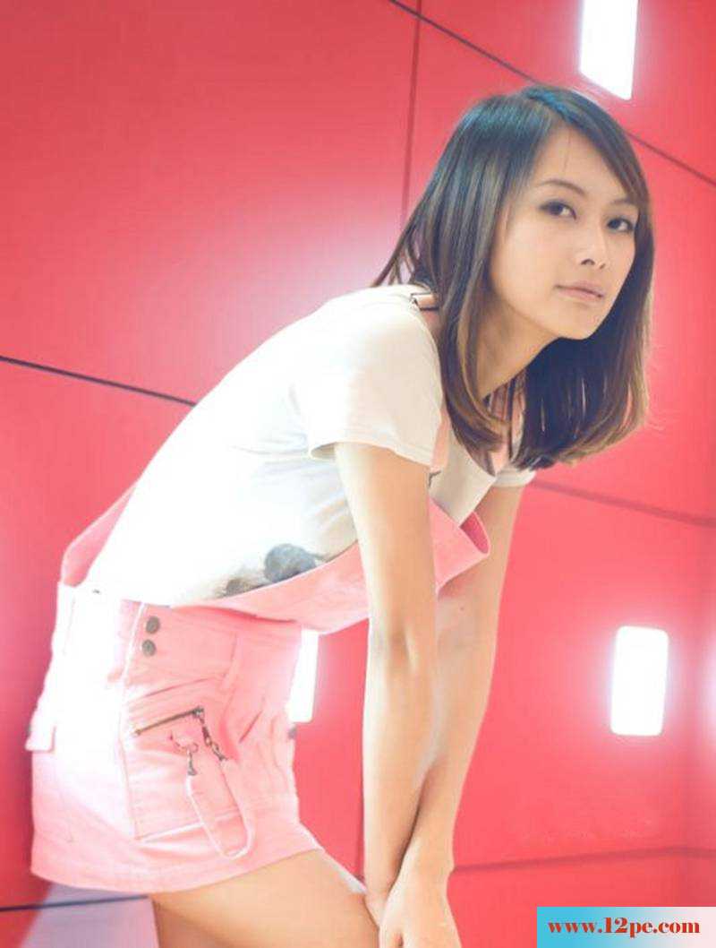 天桥妹妹清闲写真修长美腿(10P)