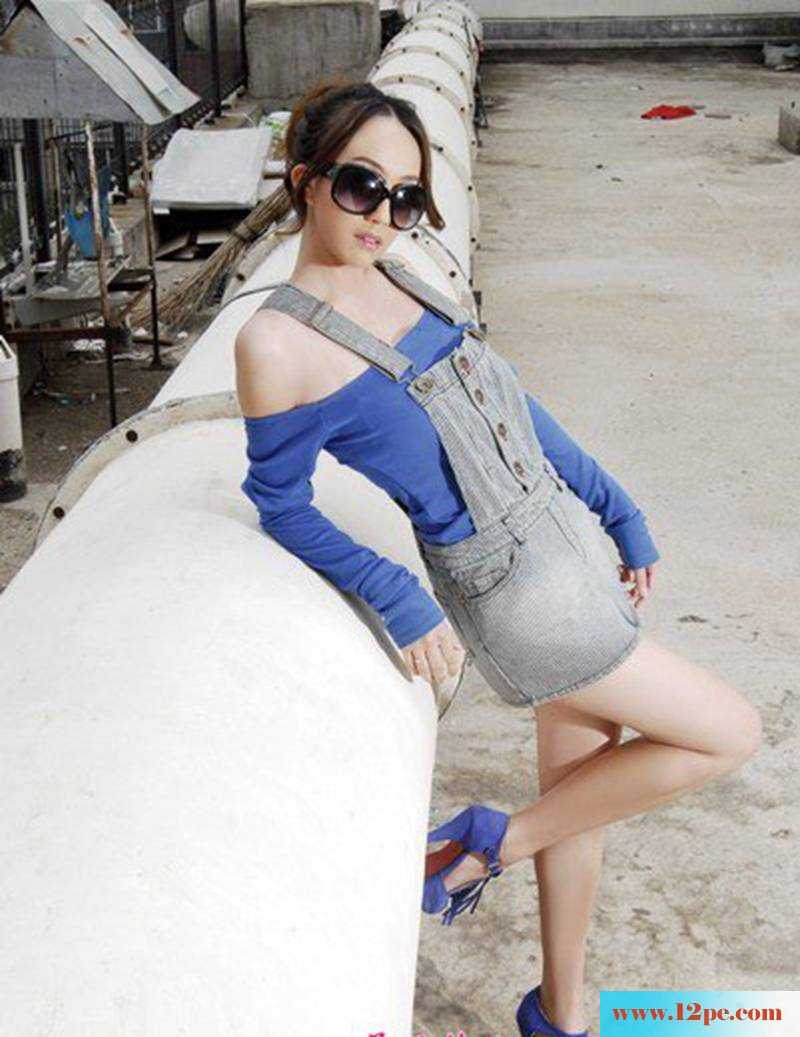 天台上的美腿女生热情又活力(12P)