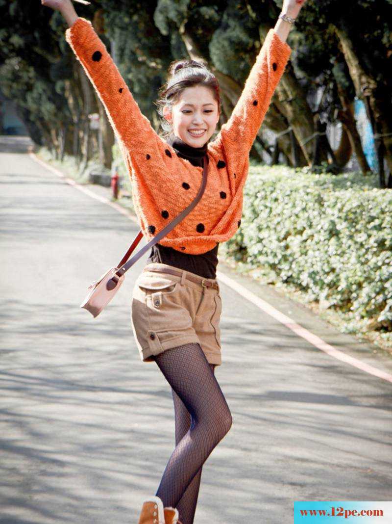 恬小鱼阳明山网袜照修长美感(13P)