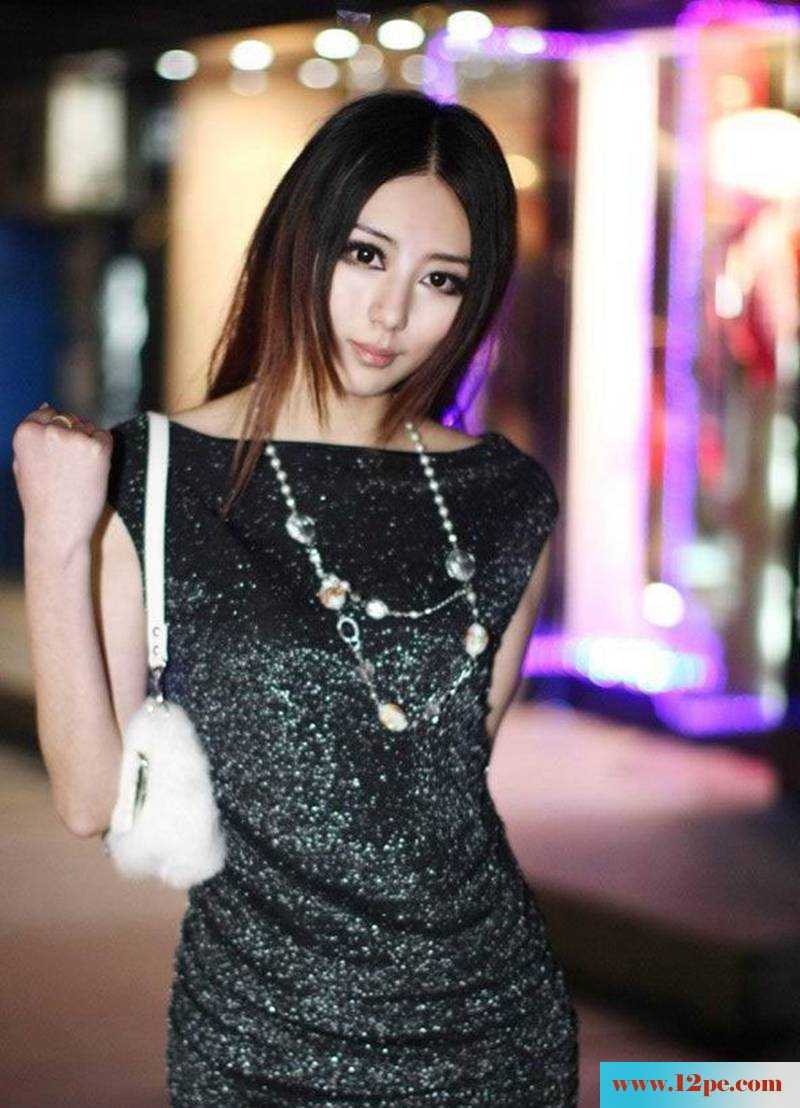 妩媚动人的日系时尚嫩模美女街拍美腿(16P)