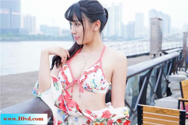沙滩上活泼娇羞美女撩人【10P】