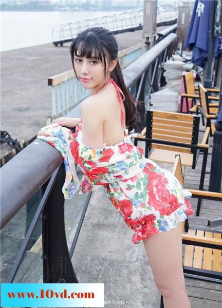沙滩上活泼娇羞美女撩人【10P】