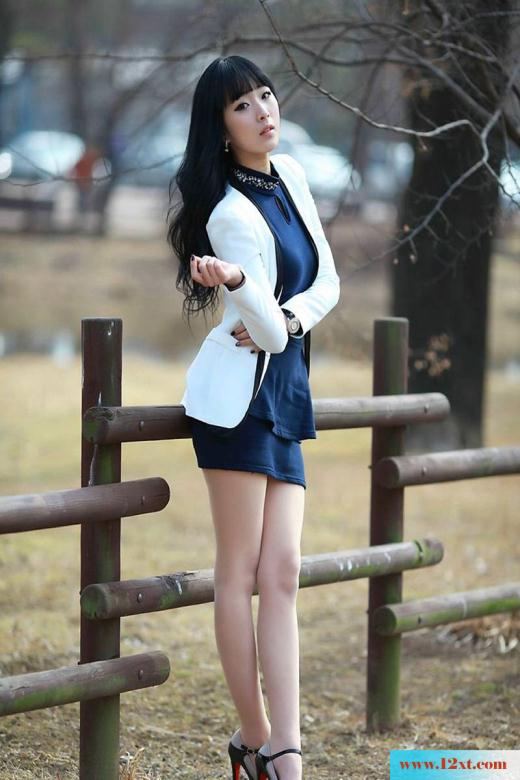 制服丝袜美女路边写真照(12P)