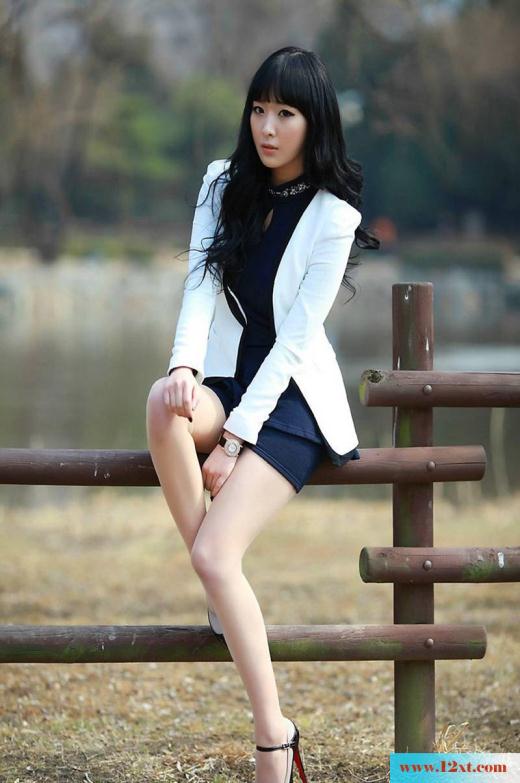 制服丝袜美女路边写真照(12P)