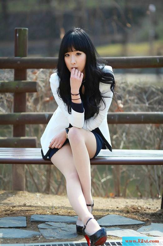 制服丝袜美女路边写真照(12P)