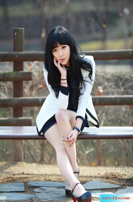 制服丝袜美女路边写真照(12P)
