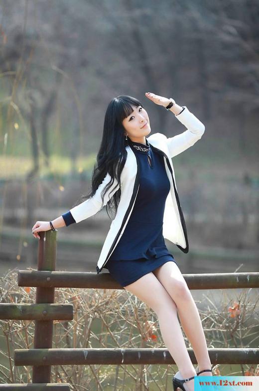 制服丝袜美女路边写真照(12P)