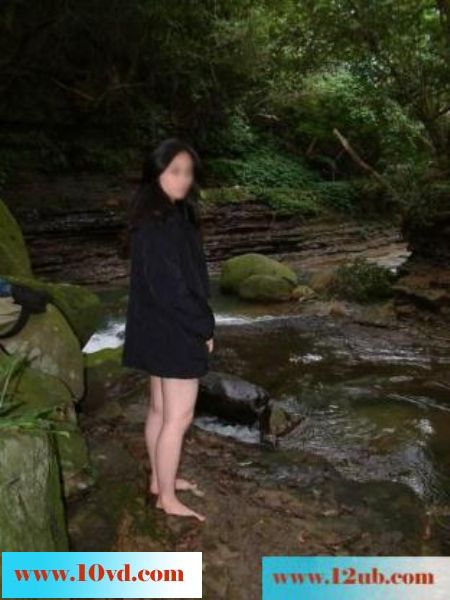 傲娇女大学生户外裸体自拍(16P)