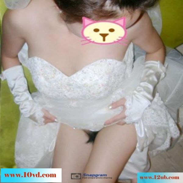 把穿着婚纱的别人女友干了居然还是粉鲍鱼呢(