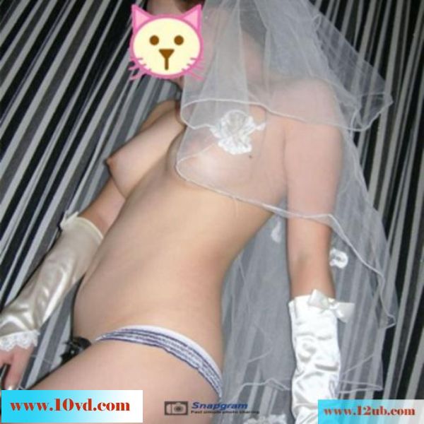 把穿着婚纱的别人女友干了居然还是粉鲍鱼呢(