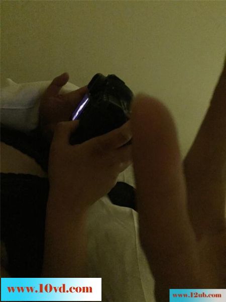 白皙少妇身着情趣内衣，镜头下绽放性感(26P)