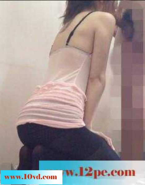 小老婆跪着给我舔鸡巴，好像好好味(13P)