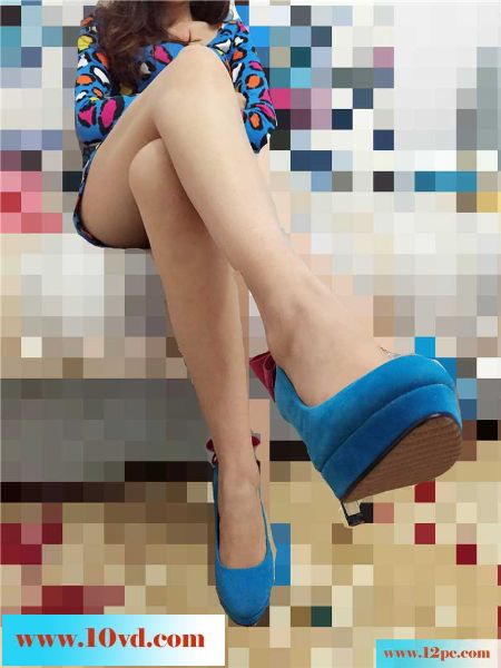 修长美腿的小骚翘臀女友与我热烈互动(13P)