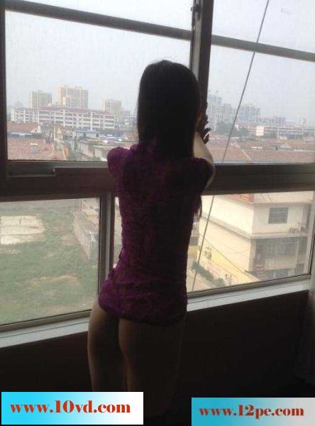 淫妻调教系列--落地窗前，老婆朝楼下喊