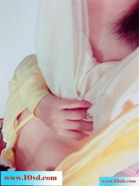 19岁的女朋友还很嫩(13P)