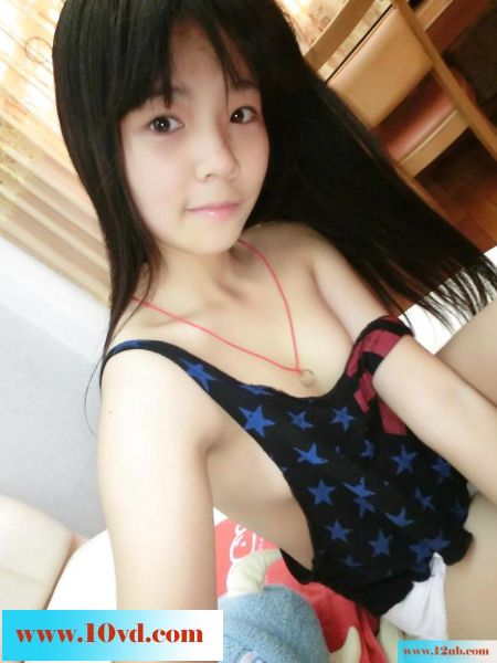 90后小罗利超可爱，发育的小嫩乳头性感自拍-(