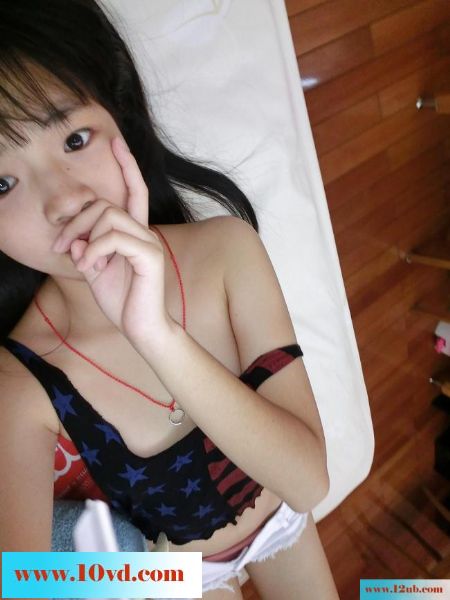 90后小罗利超可爱，发育的小嫩乳头性感自拍-(