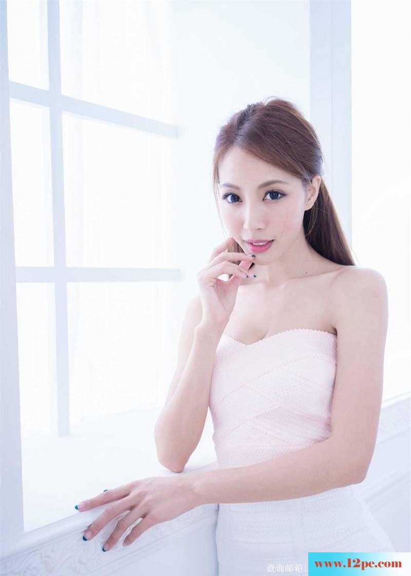 高挑美女私房秀直细玉腿(22P)