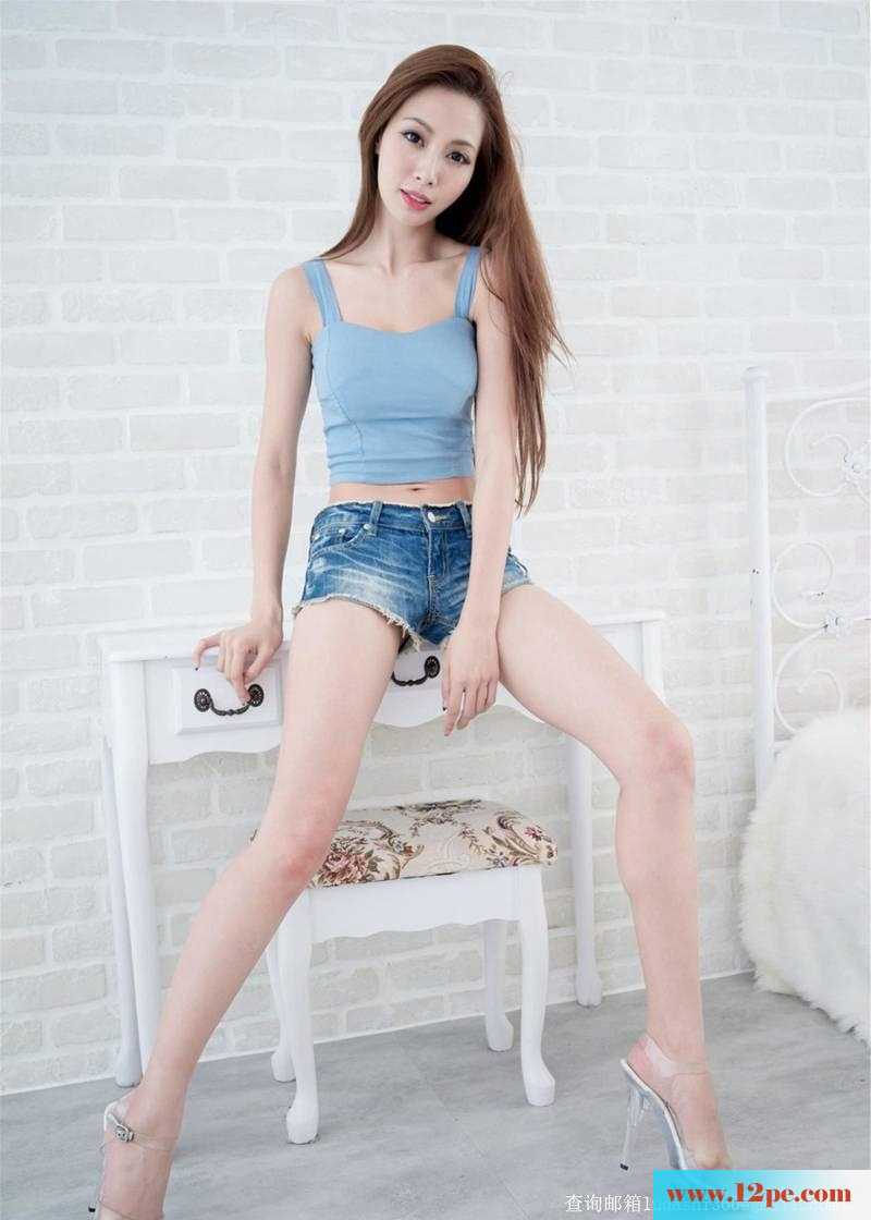 高挑美女私房秀直细玉腿(22P)