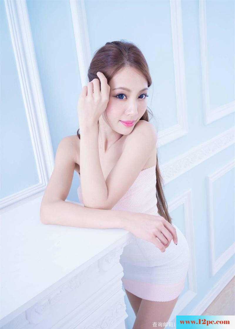 高挑美女私房秀直细玉腿(22P)
