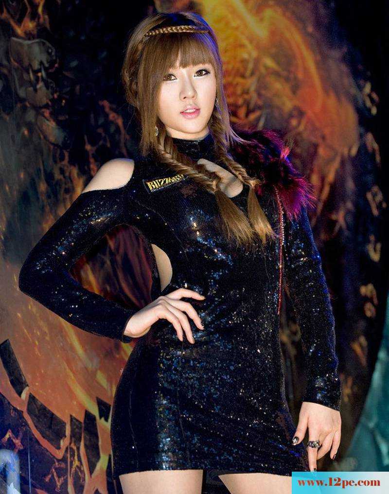 妖艳诱人的美女黄美姬身材不错吧(12P)