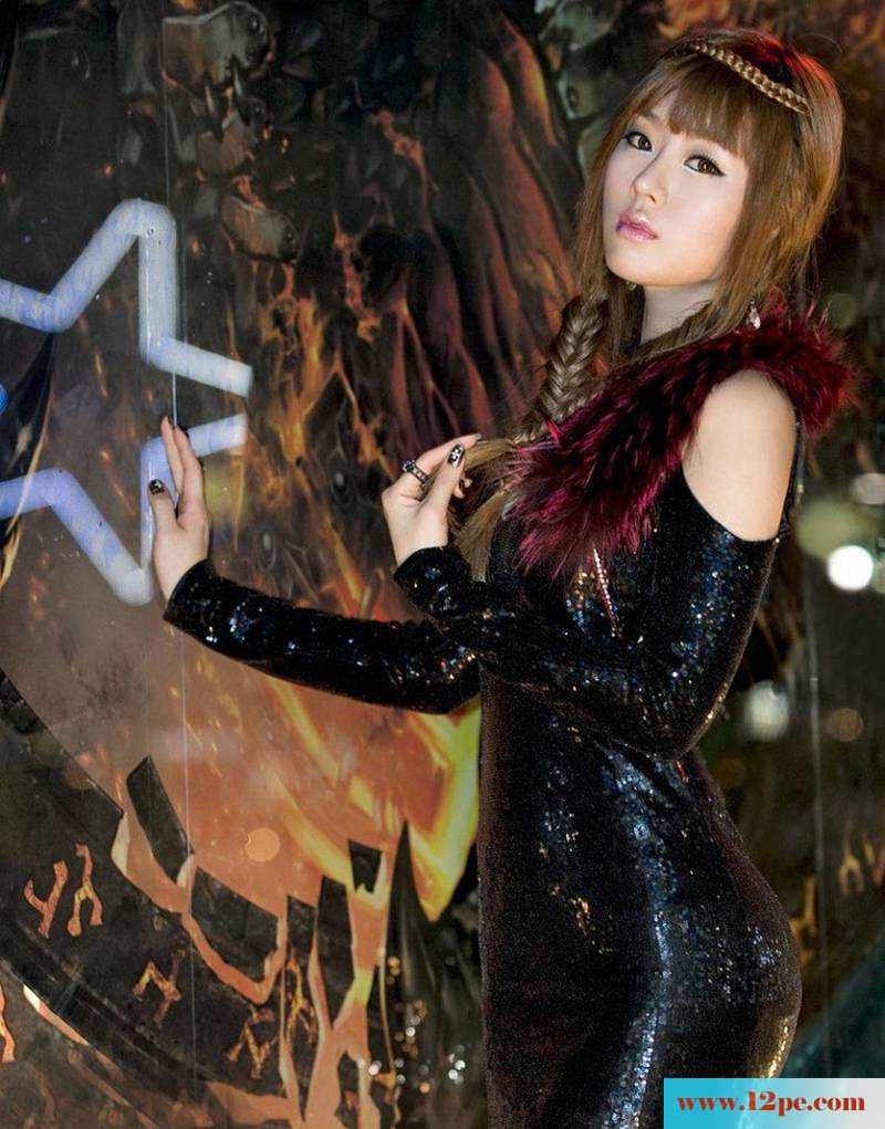妖艳诱人的美女黄美姬身材不错吧(12P)