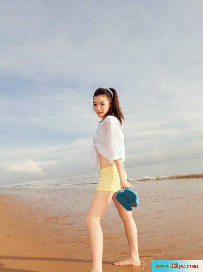 赵已晨海滩清凉写真美腿展现极致(10P)