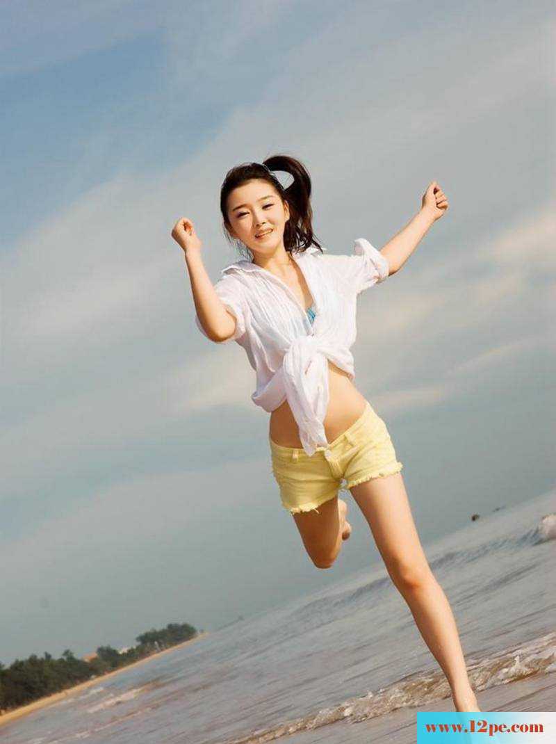 赵已晨海滩清凉写真美腿展现极致(10P)