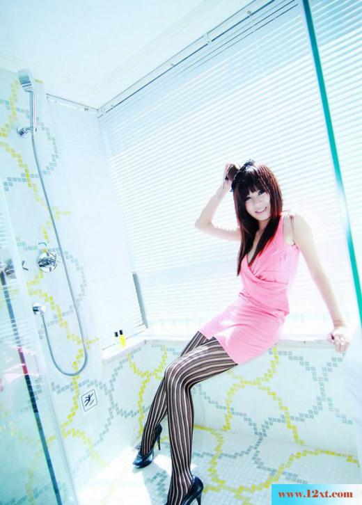 顶级条纹丝袜美女私房高清写真(12P)