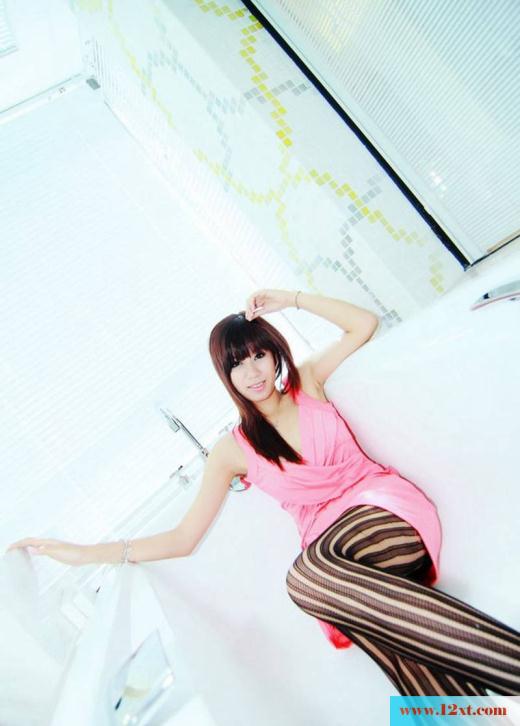 顶级条纹丝袜美女私房高清写真(12P)