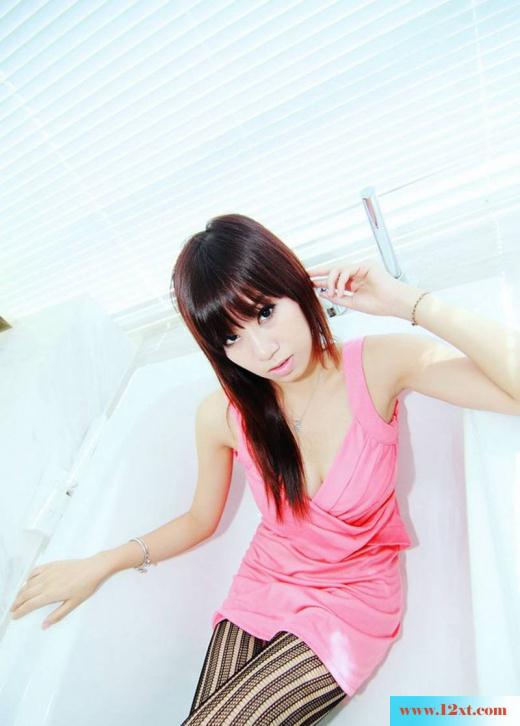 顶级条纹丝袜美女私房高清写真(12P)