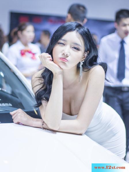 丰满车模的白色制服裙诱惑-真是丰满