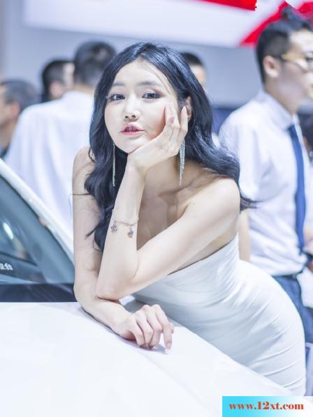 丰满车模的白色制服裙诱惑-真是丰满